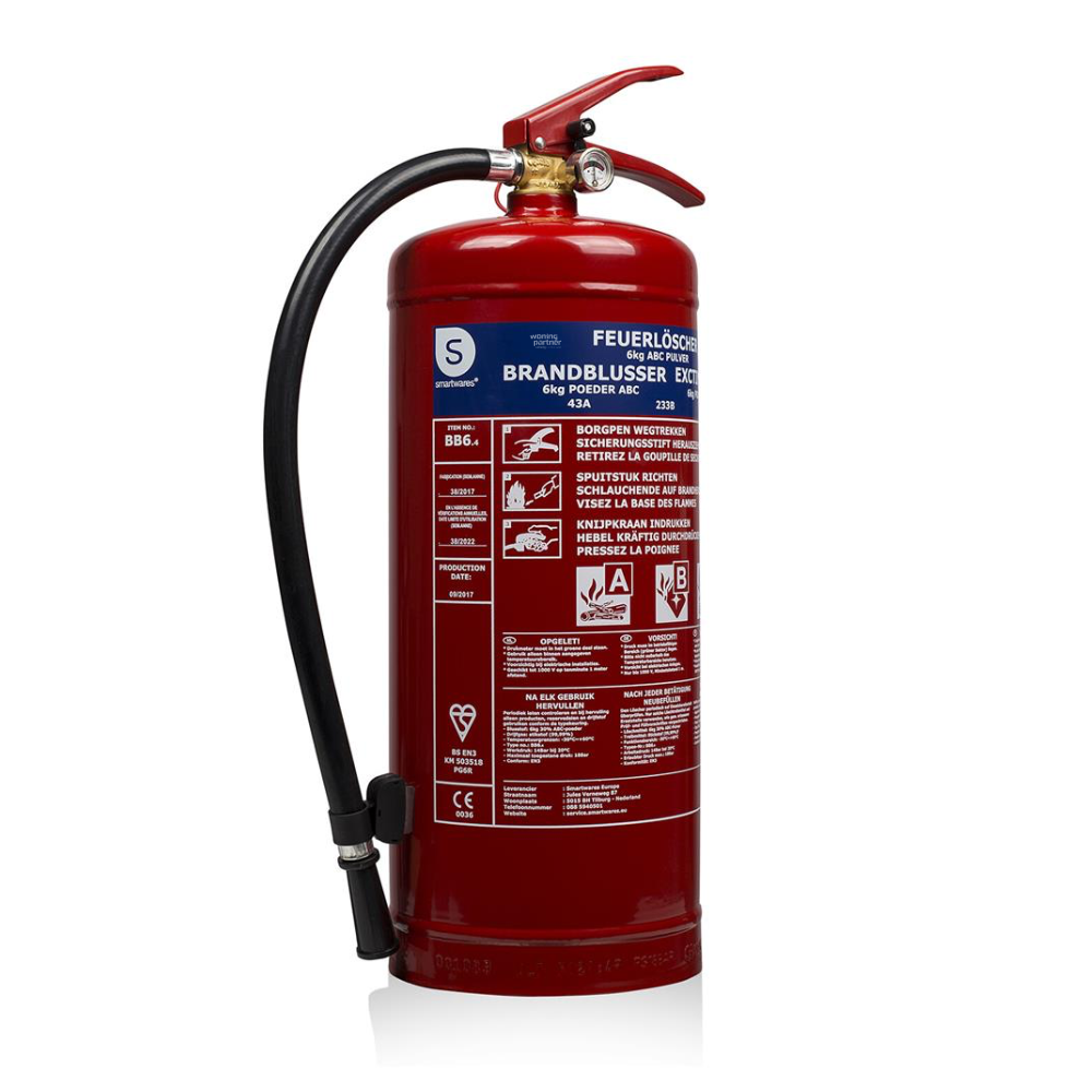 Smartwares BB6.4 poederblusser 6 kilo voor brandklasse A, B en C. Grote draagbare brandblusser met hoog blusvermogen, ideaal voor woning, bedrijfspand, werkplaats of garage. Betrouwbare oplossing voor snelle inzet bij beginnende branden, voldoet aan de brandveiligheidseisen