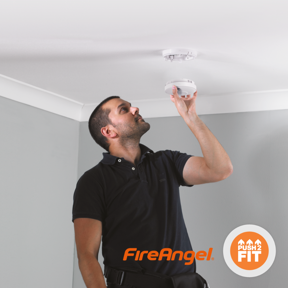 Installatie FireAngel SW1-EUT rookmelder aan plafond met Push2Fit systeem