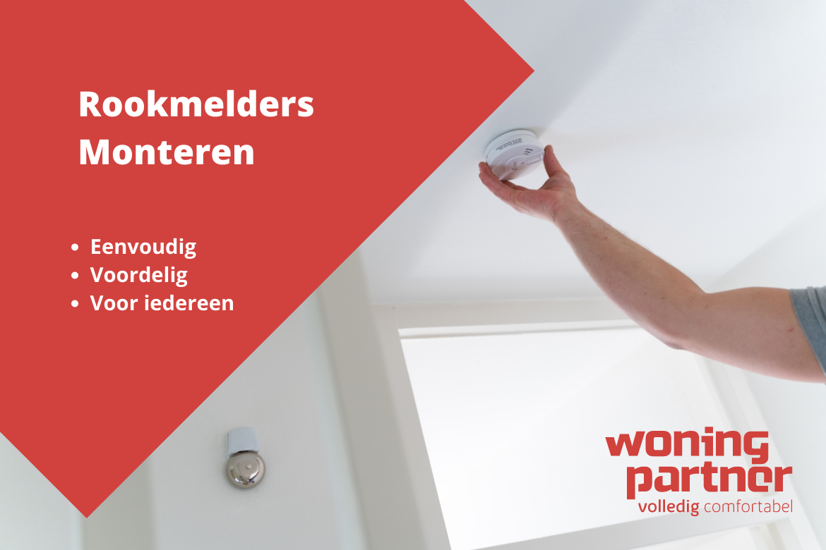 Rookmelder ophangen aan het plafond in huis voor snelle branddetectie