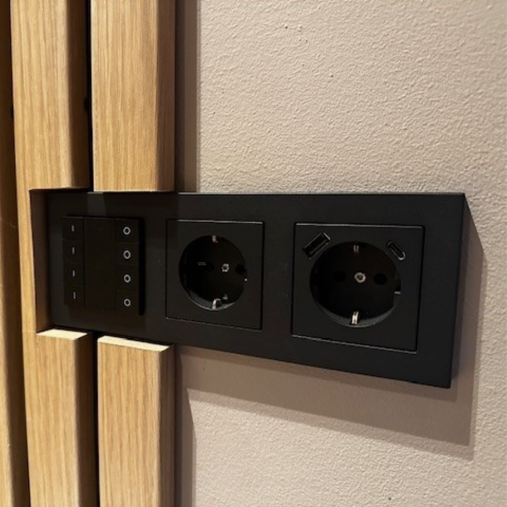 ED-10015 Draadloze schakelaar Zigbee 4 groepen zwart_gemonteerd-beeld-klant ED-10015 Draadloze schakelaar Zigbee 4 groepen zwart - Afbeelding 3