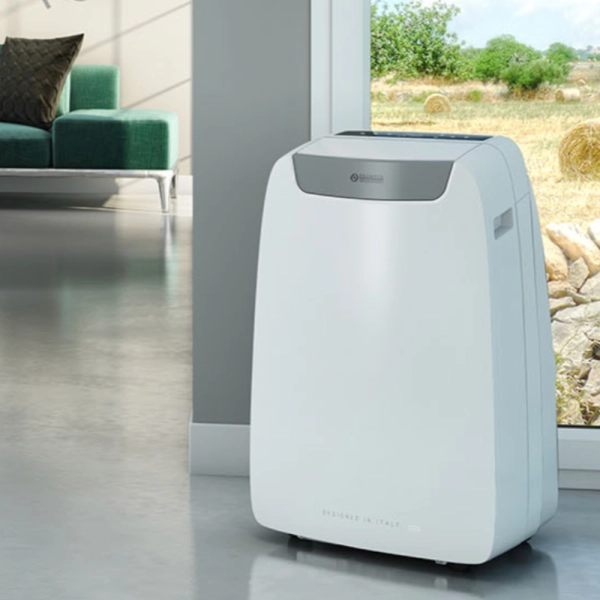 Dolceclima Air Pro 14 HP WiFi mobiele airco 3.5 kW met warmtepompfunctie geplaatst in woonkamer via onze partners van Woningpartner.