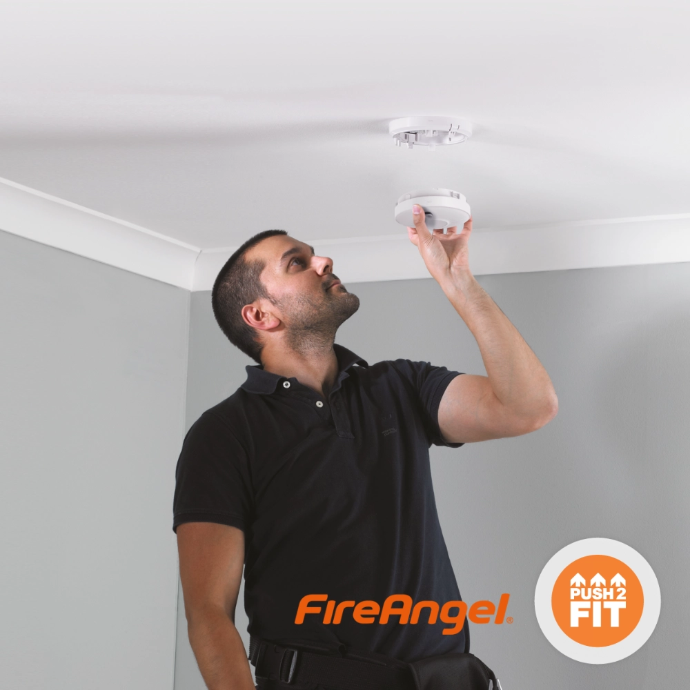 230volt rookmelders vervangen FireAngel Installatie FireAngel SW1-EUT rookmelder aan plafond met Push2Fit systeem